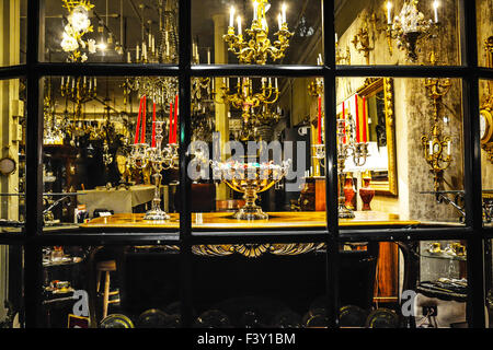 Une nuit envoûtante vitrine de lustres anciens et d'éclairage boutique dans le quartier français, la Nouvelle Orléans Banque D'Images