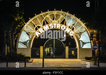 L'arche métallique éclairé la nuit brille d'entrée menant à l'impressionnant parc d'Armstrong dans la région de Treme New Orleans, LA Banque D'Images