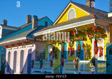 Un classique et coloré décoré dans chalet créole garland et couronnes pour les vacances dans le quartier français de New Orleans, LA Banque D'Images