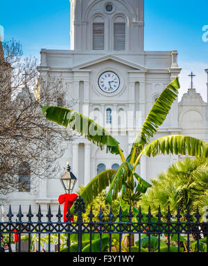 Clôture de fer en fonte noire avec arcs de rouge personnes rassembler en face de la cathédrale St Louis, Jackson Square, New Orleans, LA Banque D'Images