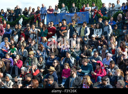 Multitude de personnes aux Etats-Unis assis sur des gradins pour réagir et regarder un événement Banque D'Images