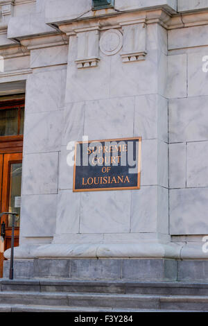 La Cour suprême de la Louisiane en entrée de l'édifice avec plaque en laiton et acajou portes sur Royal Street, New Orleans, LA Banque D'Images