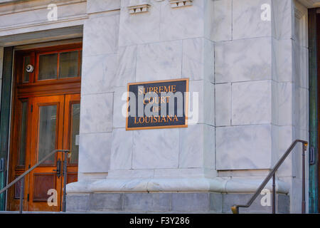 La Cour suprême de la Louisiane en entrée de l'édifice avec plaque en laiton et acajou portes sur Royal Street, New Orleans, LA Banque D'Images