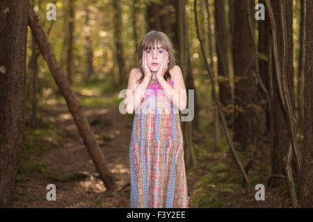 Petite fille perdue dans la forêt. Banque D'Images