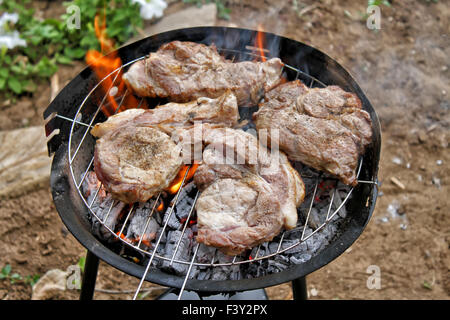 Morceaux de viande fraîche juteux frits sur grill Banque D'Images