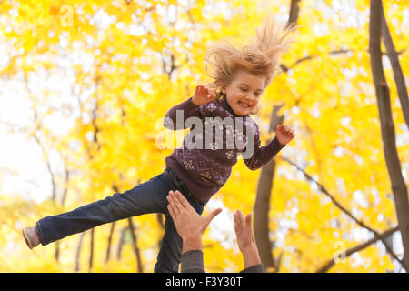 Cute little girl jumping Banque D'Images