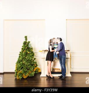 Noël Famille avec enfants. Happy Smiling Parents et enfants à la maison. Banque D'Images