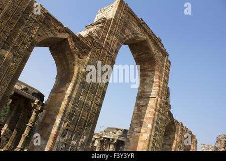 Mur et piliers de Qutub Minar Banque D'Images