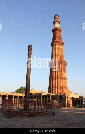 Pilier de fer avec Qutub Minar Banque D'Images