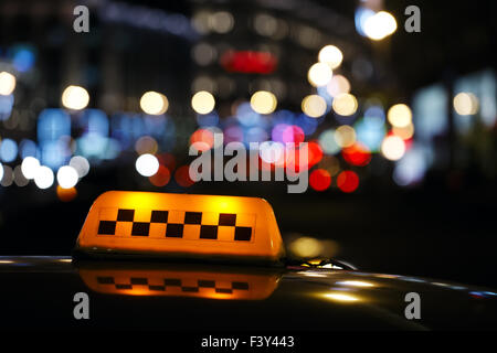 Allumé en taxi signe sur une rue de la ville Banque D'Images