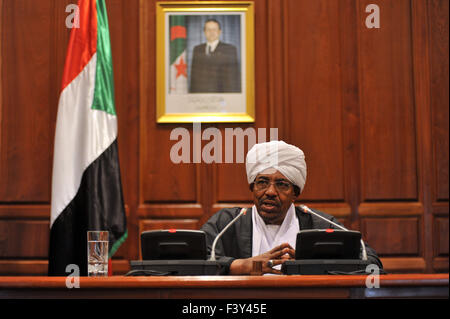 (151014) -- ALGER, Octobre 14, 2015 (AFP) - Le président soudanais Omar al-Bashir parle au cours d'une conférence de presse à l'Aéroport Houari Boumediene avant de partir pour le Soudan le 13 octobre 2015 à Alger, Algérie. Bashir a terminé sa visite de trois jours en Algérie, le mardi. (Xinhua) Banque D'Images