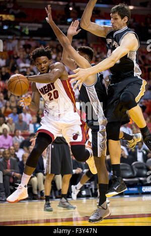 12 octobre 2015 - Miami, Floride, États-Unis - Miami Heat en avant Justise Winslow (20) les disques de données de référence pour les Spurs à l'AmericanAirlines Arena de Miami, Floride le 12 octobre 2015. (Crédit Image : © Allen Eyestone/Le Palm Beach Post via Zuma sur le fil) Banque D'Images