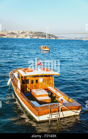 Bateau de pêche sur le Bosphore à Istanbul Banque D'Images