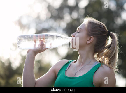 Jeune femme à boire de l'eau après adaptation Banque D'Images