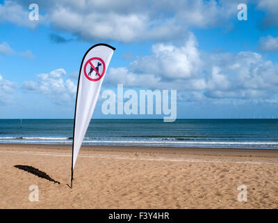 Chiens non admis drapeau sur la plage de sable fin à Colwyn Bay au Pays de Galles UK Banque D'Images