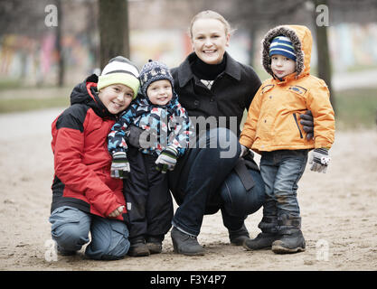 Mère heureuse avec ses trois jeunes enfants Banque D'Images