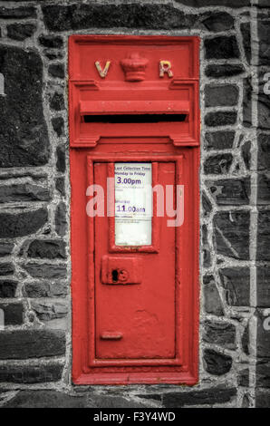 Post Box Rouge à Wall Banque D'Images