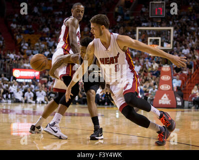 12 octobre 2015 - Miami, Floride, États-Unis - San Antonio Spurs avant Rasual Butler (18) vole la balle de Miami Heat guard Tyler Johnson (8) et le Miami Heat Greg Whittington (22) à l'AmericanAirlines Arena de Miami, Floride le 12 octobre 2015. (Crédit Image : © Allen Eyestone/Le Palm Beach Post via Zuma sur le fil) Banque D'Images