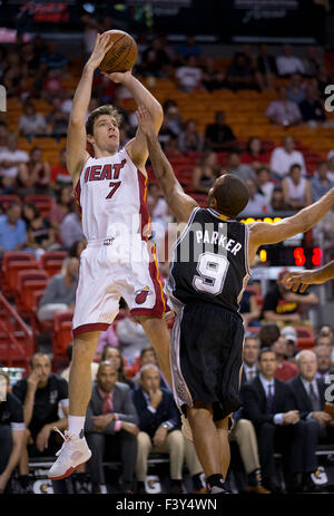 12 octobre 2015 - Miami, Floride, États-Unis - Miami Heat guard Goran Dragic (7) tire plus de San Antonio Spurs Tony Parker garde (9) à l'AmericanAirlines Arena de Miami, Floride le 12 octobre 2015. (Crédit Image : © Allen Eyestone/Le Palm Beach Post via Zuma sur le fil) Banque D'Images