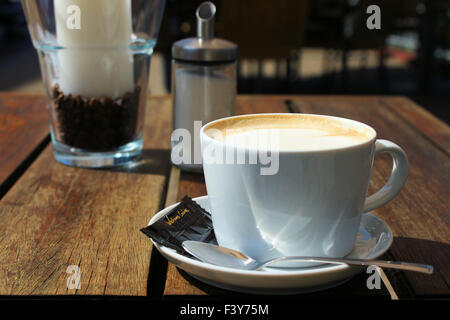 Tasse de café sur une terrasse summerly-table Banque D'Images