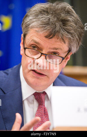 Jonathan Hill, commissaire de l'UE pour les services financiers parle devant le comité des affaires économiques et monétaires à Bruxelles, Belgique Le 13.10.2015 Le commissaire répond aux questions des membres du Parlement européen sur les services financiers et les marchés de capitaux Union par Wiktor Dabkowski Banque D'Images