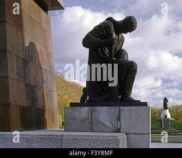 Soldat agenouillé sur le monument commémoratif de guerre soviétique Banque D'Images