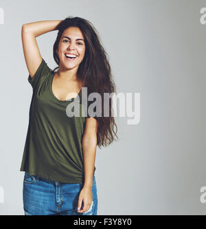 Brunette woman sourire et rire à l'appareil photo. Portrait isolé. Habillé à la mode Casual Banque D'Images