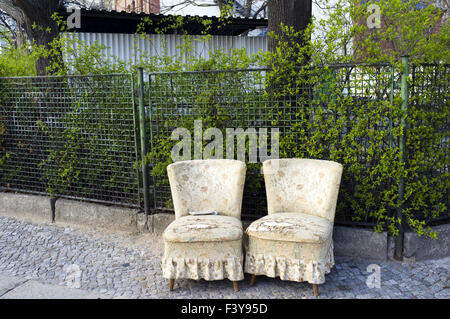 Deux fauteuils sur un trottoir, Berlin, Allemagne Banque D'Images