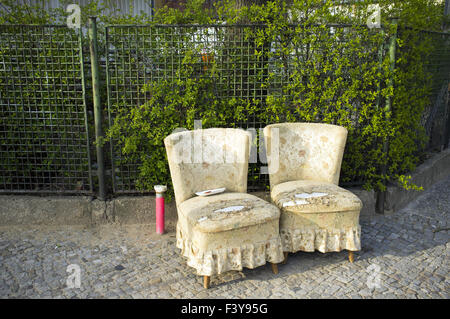 Deux fauteuils sur un trottoir, Berlin, Allemagne Banque D'Images