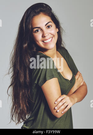 Playfull Smiling woman. Portrait isolé sur fond gris Banque D'Images