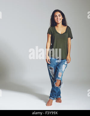 Portrait d'une femme en jeans et une chemise. Portrait isolé Banque D'Images