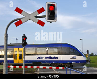 Oderlandbahn train traversant un passage à niveau de chemin de fer Banque D'Images