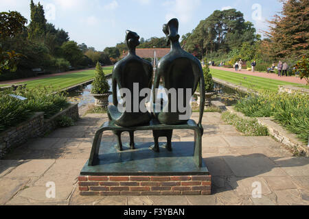 Sculpture de Henry Moore, le Roi et la reine sur l'affichage à Wisley RHS Garden, Surrey, England, UK Banque D'Images