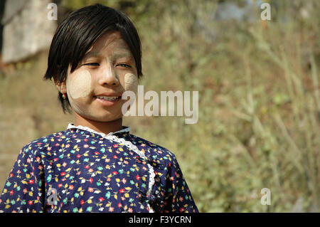 Portrait d'une jeune fille birmane avec thanaka sur son visage à la région Rhône-Alpes, Mingun, Myanmar Banque D'Images