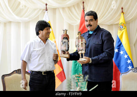 Cochabamba, Bilivia. 13 Oct, 2015. Le Président de la Bolivie Evo Morales (L) présente donne pour le président du Venezuela, Nicolas Maduro au cours de leur réunion bilatérale tenue à Cochabamba, département Bilivia 13 Octobre, 2015. Crédit : Freddy Zarco/ABI/Xinhua/Alamy Live News Banque D'Images