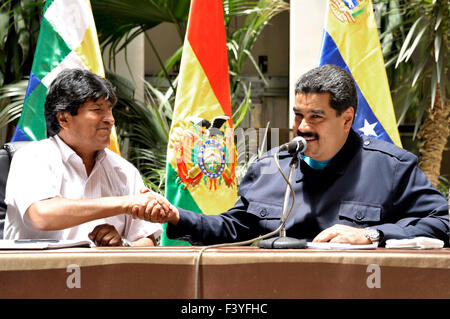 Cochabamba, Bilivia. 13 Oct, 2015. Le Président de la Bolivie Evo Morales (L) et le président du Venezuela, Nicolas Maduro assister à une conférence de presse à Cochabamba, département Bilivia 13 Octobre, 2015. Crédit : Freddy Zarco/ABI/Xinhua/Alamy Live News Banque D'Images