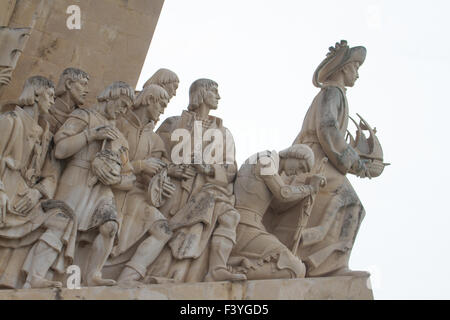 ​Lisbon, Portugal, le 5 octobre, 2015. Padrão dos Descobrimentos (Monument des Découvertes) qui se dresse sur l'embouchure de la rivière Tegus, a été inauguré le 10 octobre 1960. Le côté ouest dispose d'Henri le Navigateur, Ferdinand le Saint Prince, João Gonçalves Zarco (navigateur), Gil Eanes (navigateur), de Pêro Alenquer (pilote), Pedro Nunes (mathématicien), Pedro Escobar (pilote) et Jácome de Maiorca (cartographe). Crédit : David Mbiyu/ Alamy Live News Banque D'Images