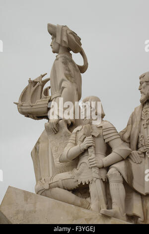 ​Lisbon, Portugal, le 5 octobre, 2015. Statue d'Henri le Navigateur considéré comme le principal initiateur de l'âge des découvertes, tenant une sur la caraque Padrão dos Descobrimentos (Monument des Découvertes) qui se dresse sur l'embouchure de la rivière Tegus. Crédit : David Mbiyu/ Alamy Live News Banque D'Images