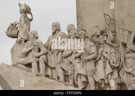 ​Lisbon, Portugal, le 5 octobre, 2015. Statue d'Henri le Navigateur considéré comme le principal initiateur de l'âge des découvertes, tenant une sur la caraque Padrão dos Descobrimentos (Monument des Découvertes) qui se dresse sur l'embouchure de la rivière Tegus. Crédit : David Mbiyu/ Alamy Live News Banque D'Images