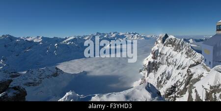 Les montagnes et la mer de brouillard Banque D'Images