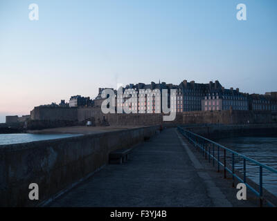 La ville fortifiée de Saint-Malo bâtiments avec le coucher du soleil reflétée dans les fenêtres Banque D'Images