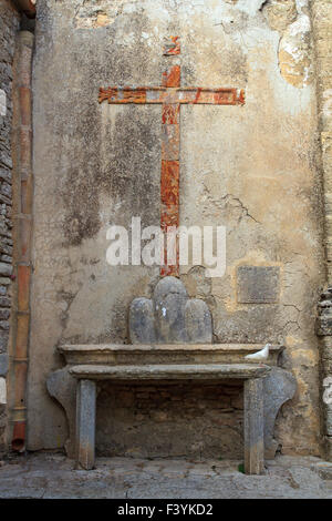 Vue de la colombe blanche sous la croix, l'église San Domenico. Erice Banque D'Images