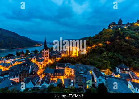 Bacharach un petit village viticole dans la région de la vallée du Rhin, de la vieille ville historique, vieux château et mur de la ville au milieu de vignobles en e Banque D'Images