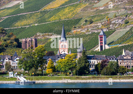 Bacharach un petit village viticole dans la région de la vallée du Rhin, de la vieille ville historique, vieux château et mur de la ville au milieu de vignobles en e Banque D'Images