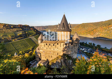 Château Stahleck Bacharach, au-dessus de village, aujourd'hui une auberge de jeunesse, la vallée du Haut-Rhin moyen, Allemagne Banque D'Images