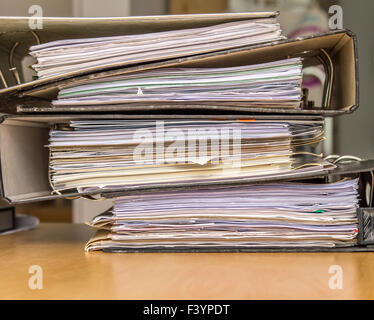 Pile de dossiers papier. Banque D'Images