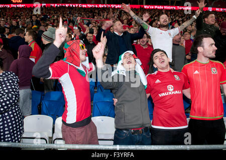 Pays de Galles v Andorre - Cardiff - 13 octobre 2015 - Euro 2016 tour de qualification. Les supporters de football gallois à célébrer le coup de sifflet final après avoir battu Andorre 2-0 au Cardiff City Stadium ce soir. Banque D'Images