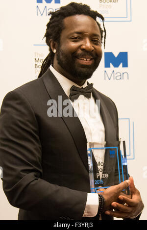 Guildhall, Londres, 13 octobre 2015. Gagnant du Man Booker Prize for Fiction en 2015, l'écrivain jamaïcain Marlon James, auteur d'une brève histoire des sept meurtres publié par oneworld Publications. Le roman est inspiré par la réalité de la tentative de meurtre de Bob Marley. James est le premier à remporter le prix tant convoité. Crédit : Paul Davey/Alamy Live News Banque D'Images