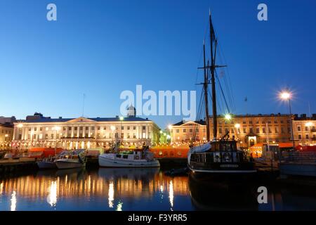 Les bateaux de pêche et un voilier à la place du marché d'Helsinki sur début octobre soirée annuelle au cours hareng baltique Helsinki juste. Banque D'Images