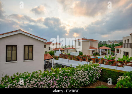 Resort village sur la côte de la mer de Chypre Banque D'Images